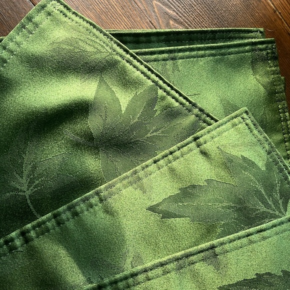 Set of 8 placemats in fall leaves olive/emerald green. - Picture 3 of 3
